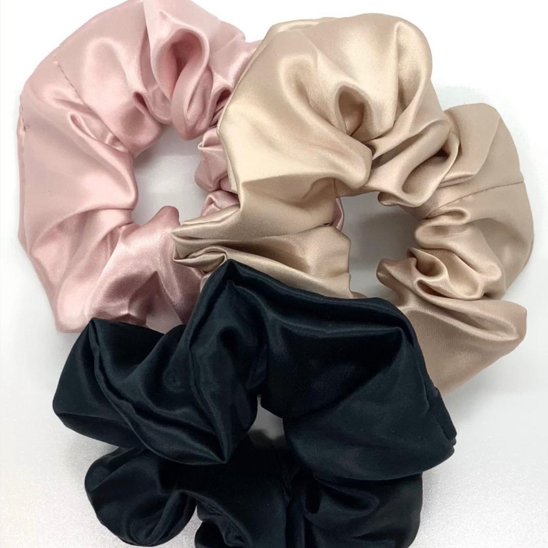Anti-breakage mulberry silk Queen scrunchie in midnight sky, champagne supernova and tickled pink (black scrunchie, pale gold scrunchie and pink scrunchie). contain natural proteins (amino acids) to help condition and protect your hair prevent breakage won't snag or leave hair creases reduce frizz are hypoallergenic; and independently certified to Oeko-Tex Standard 100 (which means they contain no harmful substances). 