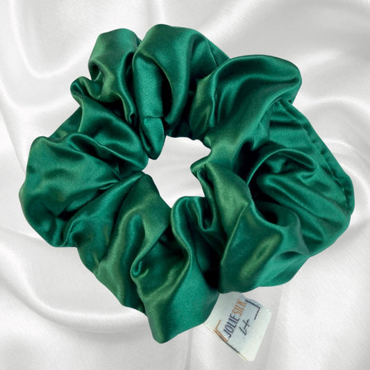 Anti-breakage mulberry silk Queen scrunchie in ticked pink. contain natural proteins (amino acids) to help condition and protect your hair prevent breakage won't snag or leave hair creases reduce frizz are hypoallergenic; and independently certified to Oeko-Tex Standard 100 (which means they contain no harmful substances). Emerald Green with Envy
