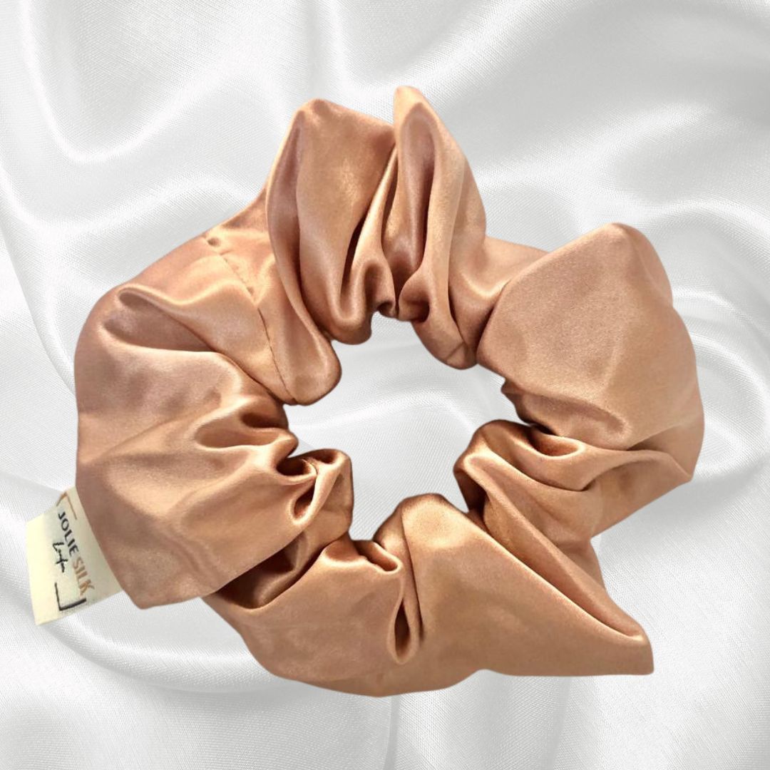 Anti-breakage mulberry silk Queen scrunchie in caramel macchiato . contain natural proteins (amino acids) to help condition and protect your hair prevent breakage won't snag or leave hair creases reduce frizz are hypoallergenic; and independently certified to Oeko-Tex Standard 100 (which means they contain no harmful substances). Caramel 